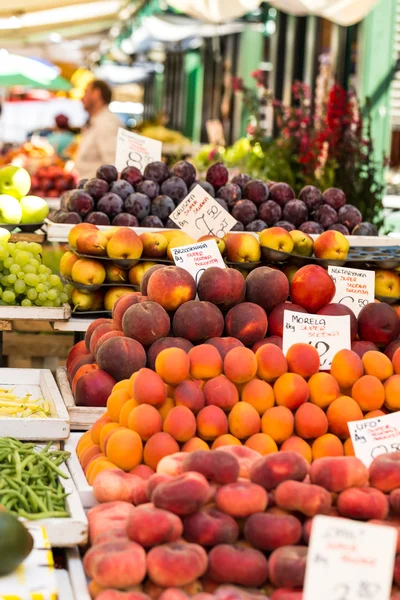 Fruits and vegetables for sale at local market in Poland. — Stock Photo, Image