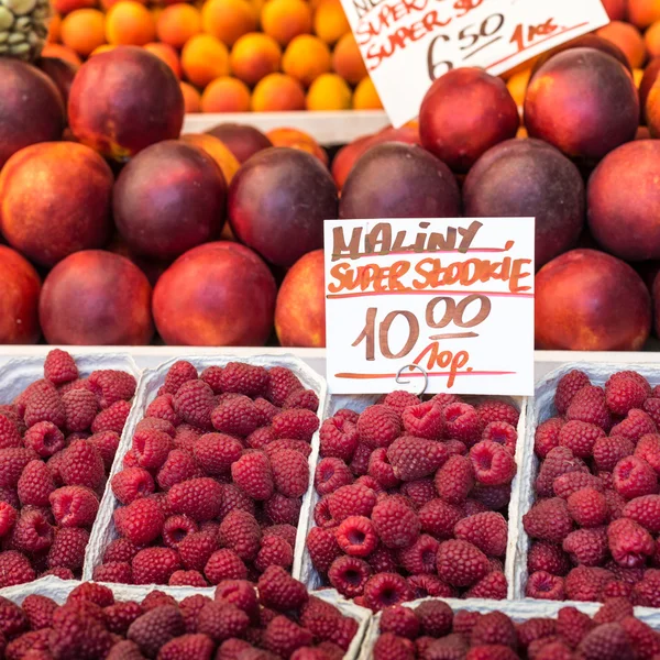 Frambuesas rojas en cajas en el mercado agrícola local en Polonia . —  Fotos de Stock