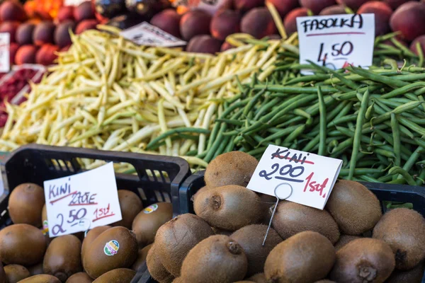 Puesto del mercado de alimentos con kiwis, Polonia . —  Fotos de Stock