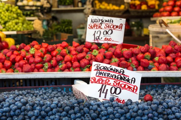 Les baies au marché des agriculteurs en Pologne . — Photo