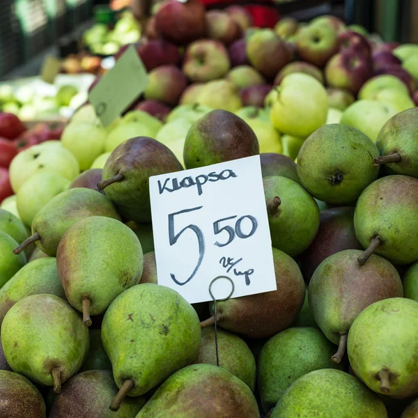 Peras verdes en un mercado de agricultores en Polonia . —  Fotos de Stock