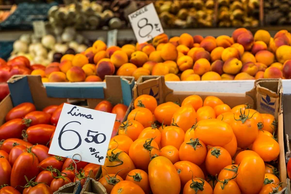 Fresh tomatoes in a market stall in Poland. — Stock Photo, Image