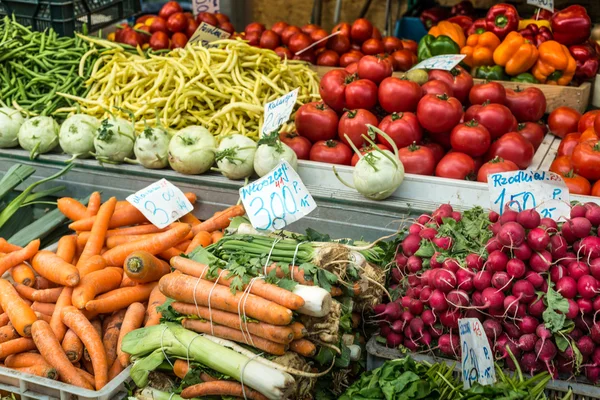 Frutas e produtos hortícolas para venda no mercado local na Polónia . — Fotografia de Stock