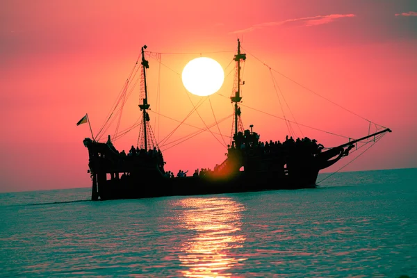 Bateau sur la mer au coucher du soleil dans la mer Baltique, Pologne . — Photo