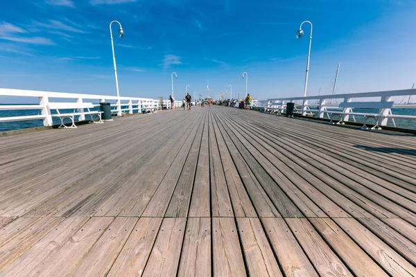 9 8 月波兰索波特： 波特 molo 波罗的海海上 9 8 月 2014年人。波特是主要的健康和旅游度假胜地和这个与 511.5 米长的码头是 eur 时间最长的木码头 — 图库照片