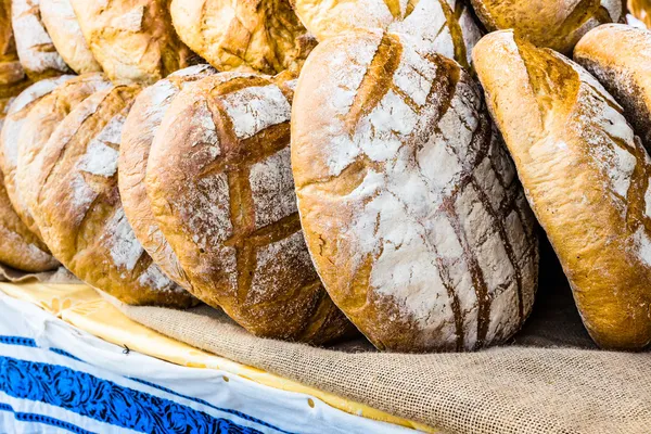Hagyományos kenyér a lengyel piacon. — Stock Fotó