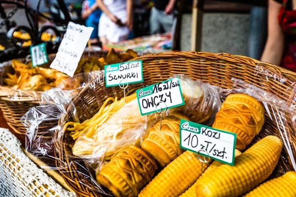 Geleneksel Lehçe keçi ve koyun peyniri (oscypek) zakopane piyasada — Stok fotoğraf