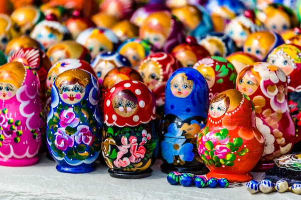 화려한 러시아 중첩 인형 matreshka 시장에. matrioshka 중첩 인형은 러시아에서 가장 인기 있는 기념품. — 스톡 사진