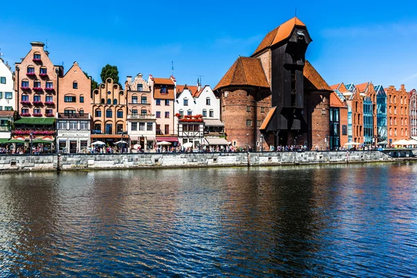 Picturesque scenery in the Old Town of Gdansk in Poland with Motlawa river and The Crane at the far end. — Stock Photo, Image