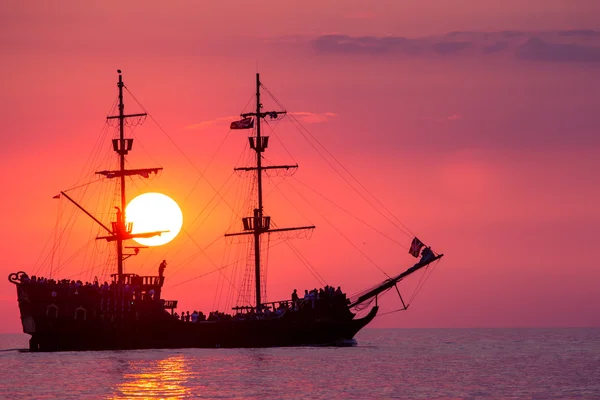 Boot op zee bij zonsondergang in de Baltische Zee, Polen. — Stockfoto