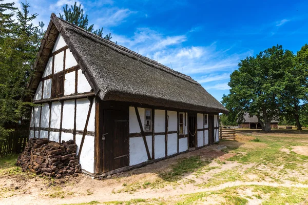 Gamle trehus i Kluki, Polen – stockfoto