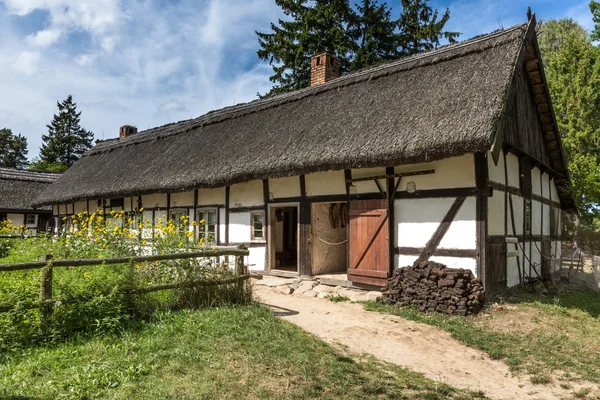 Antigua casa de madera en Kluki, Polonia — Foto de Stock