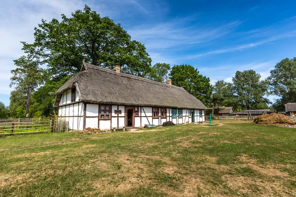 Casa de madeira velha em Kluki, Polônia — Fotografia de Stock