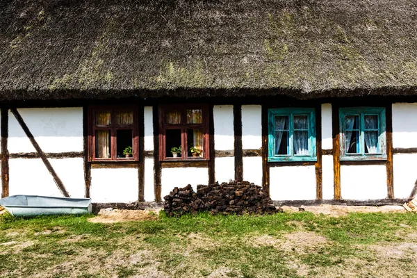 Gamle trehus i Kluki, Polen – stockfoto