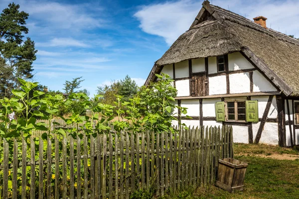 Ancienne maison en bois à Kluki, Pologne — Photo