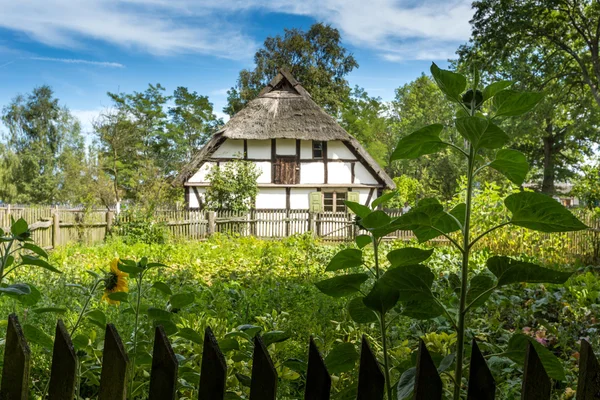 Antigua casa de madera en Kluki, Polonia —  Fotos de Stock