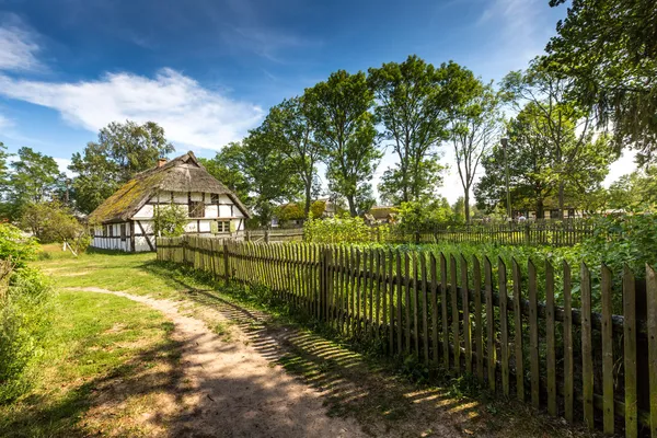 Vecchia casa in legno a Kluki, Polonia — Foto Stock