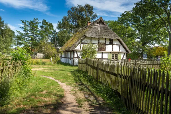 Altes Holzhaus in kluki, Polen — Stockfoto