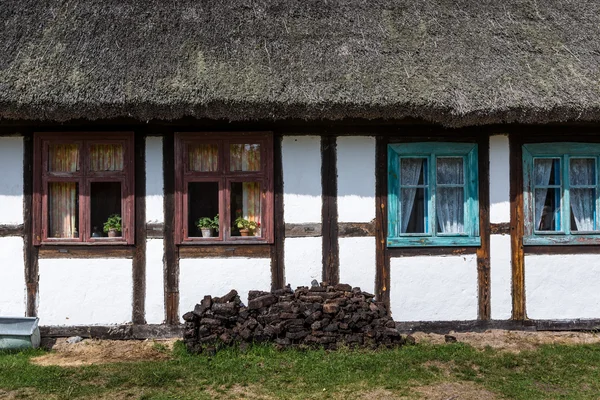 Casa de madeira velha em Kluki, Polônia — Fotografia de Stock