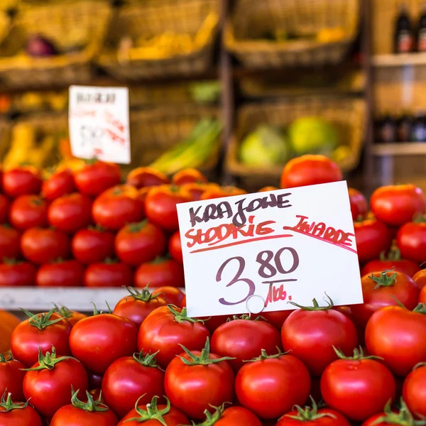 Tomates frescos em uma banca de mercado na Polônia . — Fotografia de Stock