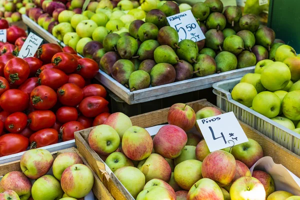 Ovoce a zelenina na prodej na místním trhu v Polsku. — Stock fotografie