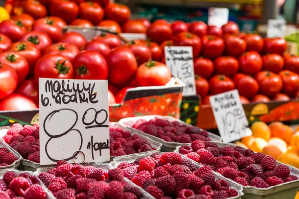 Framboesas vermelhas em caixas no mercado agrícola local na Polônia . — Fotografia de Stock