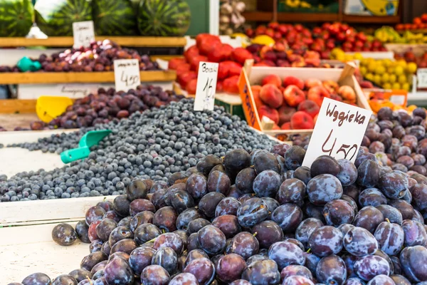 Prunes sur le marché stand en Pologne . — Photo