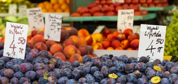 Plums on the market stand in Poland. — Stock Photo, Image