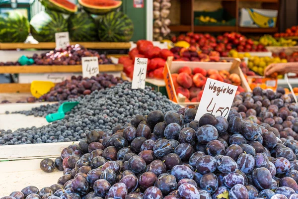 Plums on the market stand in Poland. — Stock Photo, Image