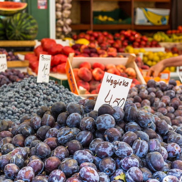 Plums on the market stand in Poland. — Stock Photo, Image