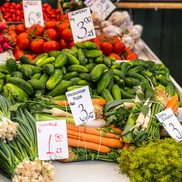 Warzywa do sprzedaży na lokalnym rynku w Polsce. — Zdjęcie stockowe