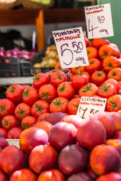 在波兰的当地市场的新鲜有机桃子. — 图库照片