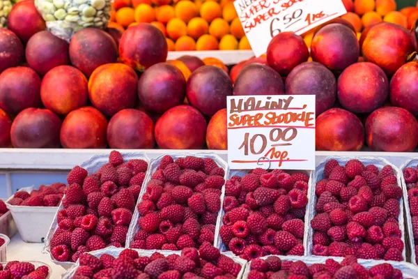 Red raspberries in boxes at local farm market in Poland. — Stock Photo, Image