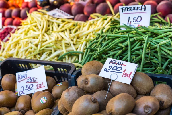 Ovoce a zelenina na prodej na místním trhu v Polsku. — Stock fotografie