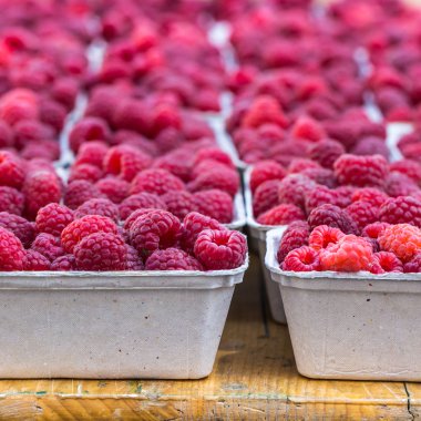 Yerel çiftlik Market kutularındaki Kırmızı Ahududu