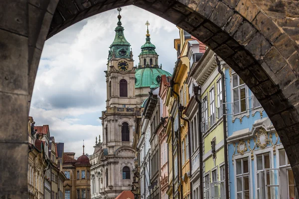 Vista del colorido casco antiguo de Praga tomada desde el puente Charles, República Checa — Foto de Stock
