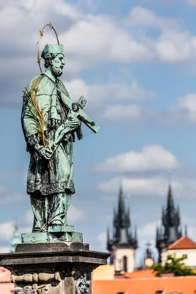 Most Karola jest zabytkowego mostu, że krzyże na Wełtawie w Pradze, Republika Czeska — Zdjęcie stockowe