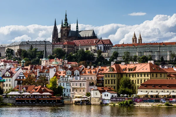 Udsigt over Prag Slot fra Karlsbroen - Stock-foto