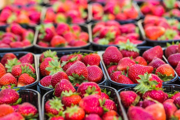 Baskets Of Fresh Strawberries In A Street Market — Stock Photo, Image