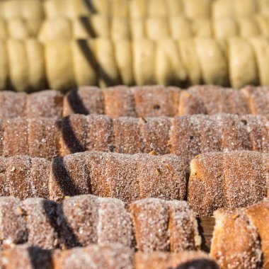 Prag caddesinde Czech Trdelnik pişirme