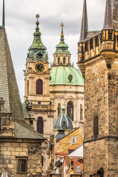 Vista del colorido casco antiguo de Praga tomada desde el puente Charles, República Checa — Foto de Stock