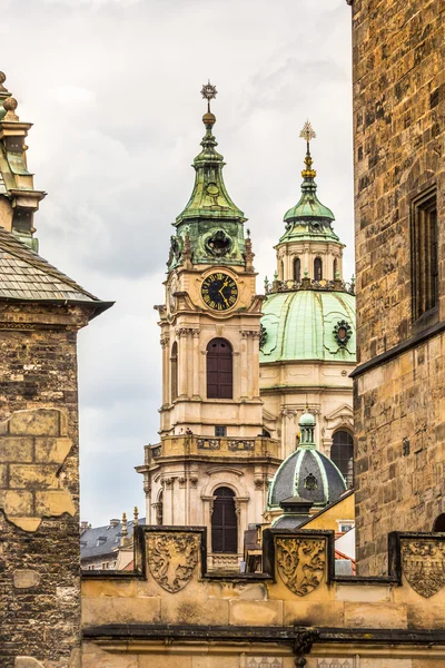 Widok kolorowy stare miasto w Pradze podjęte od charles most, Republika Czeska — Zdjęcie stockowe