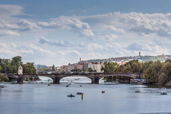 Vltava-floden och broar i Prag fågel Visa panorama — Stockfoto