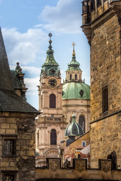 Vista del colorido casco antiguo de Praga tomada desde el puente Charles, República Checa — Foto de Stock