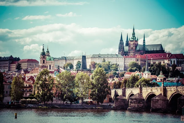 Utsikt över Prags slott från Karlsbron — Stockfoto