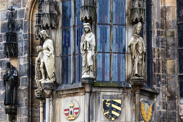 Nahaufnahme des Prager Rathausfensters mit Skulpturen, Tschechische Republik — Stockfoto