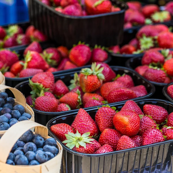 Baskets Of Fresh Strawberries In A Street Market — Stock Photo, Image