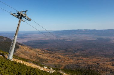 Slovakya. High Tatras 'ta teleferikli güzel Slovakya manzarasının manzarası. 