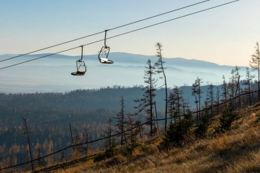Slovakya. High Tatras 'ta teleferikli güzel Slovakya manzarasının manzarası. 