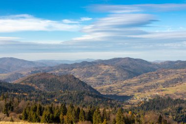 Polonya 'nın Szczawnica yakınlarındaki Pieniny Dağları' nın renkli sonbahar manzarası. Tatra Dağlarında Görünüm.